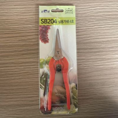 مقص احترافي بمقبض أحمر متعدد الأغراض وخفيف الوزن