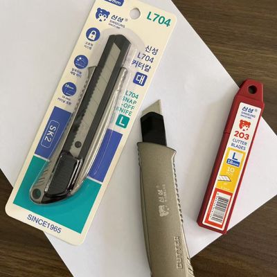 واقي شفرة سكاكين الأدوات 18 مم مع قبضة مضادة للانزلاق للتعامل الآمن، تتضمن سكين أداة واحدة