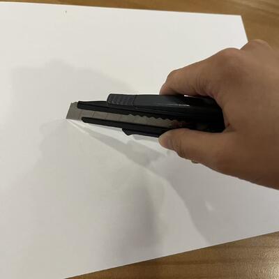 سكين متعدد الوظائف 18 ملم عرض الشفرة مع آلية زر التغيير السريع يوفر تغيير الشفرة وأداء القطع